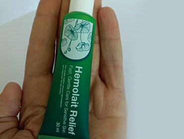 Тюбик и упаковка вертикально крупным планом.